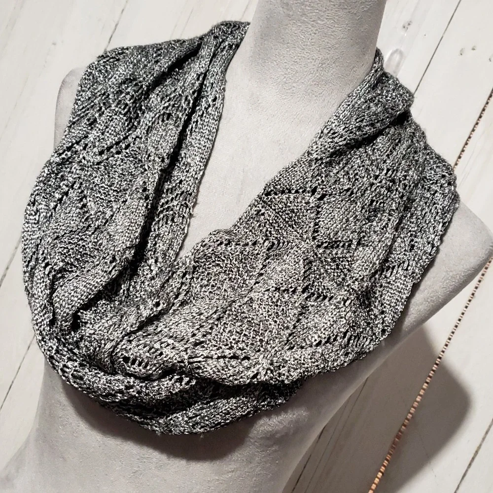 Coldwater Creek Infinity Scarf Gray Metallic Knit Glam Y2K Cottage Whimsigoth‎